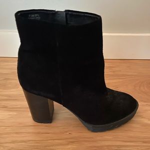 Arturo Chiang black suede boots